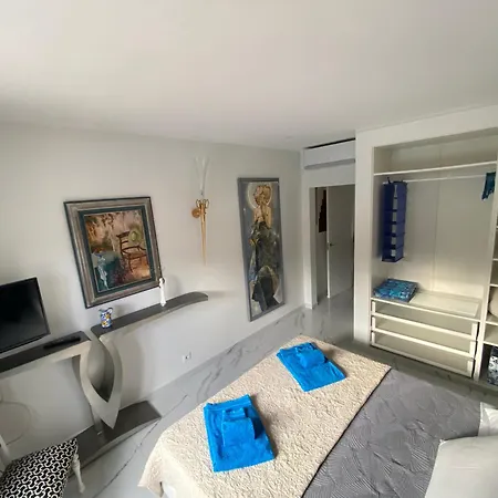 Chelsea Villa *